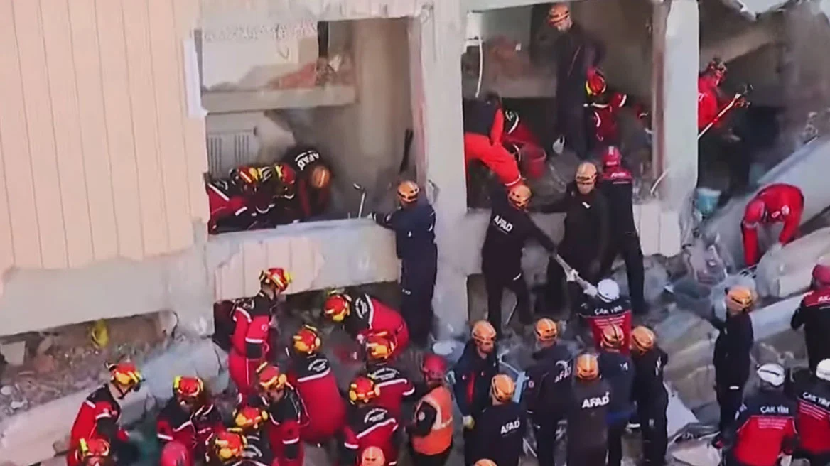 Αγωνία στην Κωνσταντινούπολη μετά την κατάρρευση κτιρίου: Παγιδευμένη στα ερείπια πενταμελής οικογένεια, ακούγονται οι φωνές της μητέρας