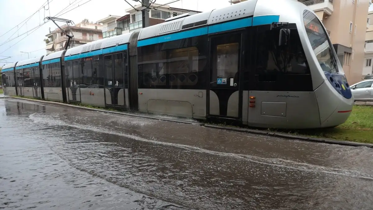 Πλημμύρισαν οι ράγες του τραμ στη Γραμμή 7 από την καταιγίδα – Εκτός λειτουργίας 4 στάσεις σε Άλιμο και Ελληνικό