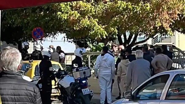 Τρίκαλα: Άγρια συμπλοκή στα Δικαστήρια – Αστυνομικοί χώρισαν τον καβγά και «θεατές» το διασκέδαζαν