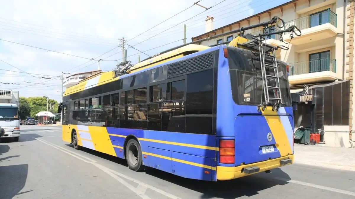 Δραπετσώνα: Επιβάτης τρόλεϊ άρπαξε το τιμόνι και προκάλεσε τροχαίο