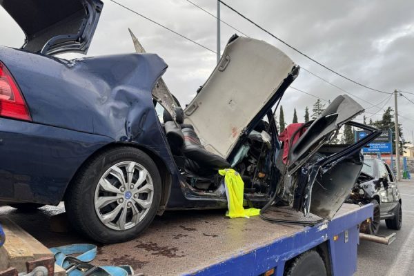 Τραγικό τροχαίο με 2 νεκρούς και 4 τραυματίες στις Αφίδνες, μάζες από λαμαρίνες τα οχήματα - «Το ένα αυτοκίνητο ήταν μέσα στο άλλο»