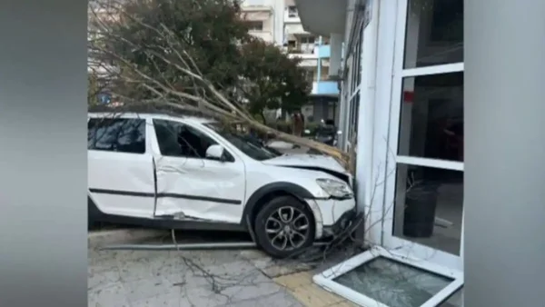 Σέρρες: Αυτοκίνητο συγκρούστηκε με σχολικό και καρφώθηκε σε τζαμαρία συνεργείου
