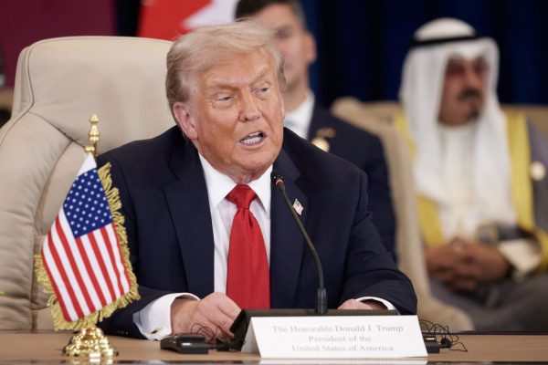 Πως ο Τραμπ «παίζει» με την τεχνητή νοημοσύνη – Από βασιλιάς μέχρι Σούπερμαν, δοξάζει τον εαυτό του και γελοιοποιεί τους αντιπάλους του