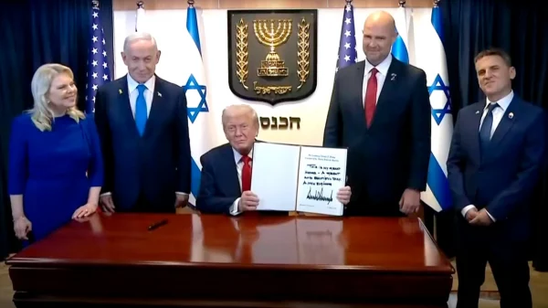 Live από την ισραηλινή βουλή για την ιστορική ομιλία του Τραμπ, μοιράστηκαν καπέλα για τον Πρόεδρο της ειρήνης - «Μια σπουδαία μέρα» δήλωσε