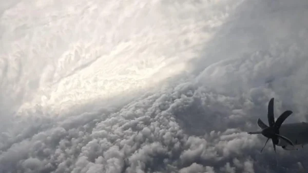 Μελίσα: Πιλότος πετά στο μάτι του «Τυφώνα του Αιώνα» και χαρίζει ασύλληπτες εικόνες