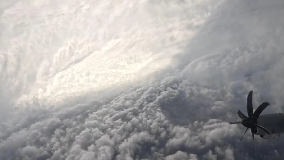 Μελίσα: Πιλότος πετά στο μάτι του «Τυφώνα του Αιώνα» και χαρίζει ασύλληπτες εικόνες