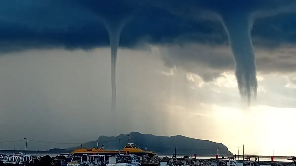 Διπλός υδροστρόβιλος σχηματίστηκε στο Αγκίστρι – Δείτε εντυπωσιακό βίντεο