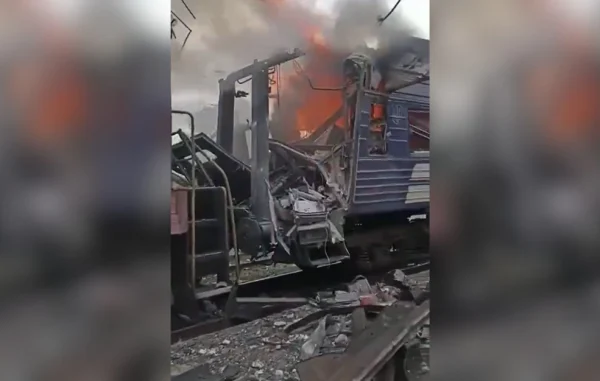 Επίθεση από ρωσικά πυρά σε επιβατικό τρένο καταγγέλει η Ουκρανία – «Υπάρχουν θύματα μεταξύ των επιβατών»