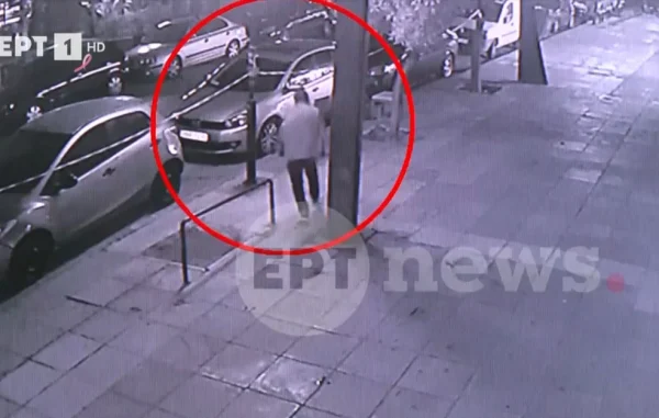 Βίντεο από τις φθορές που προκάλεσε 50χρονος σε αυτοκίνητα στην Καλλιθέα – Τραυμάτισε αστυνομικό και συνελήφθη