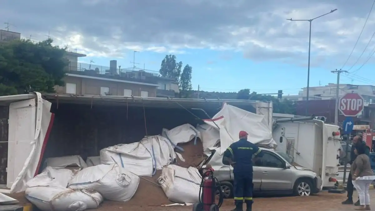 Βάρη: Νταλίκα ντελαπάρισε και έπεσε πάνω σε παρκαρισμένο αυτοκίνητο