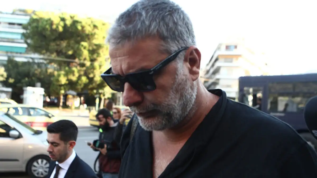 Βασίλης Μπισμπίκης: Διακόπηκε η δίκη του ηθοποιού – Ζητούν να καταθέσει ο αστυνομικός με τον οποίο είχε επικοινωνήσει η συνεργάτιδά του
