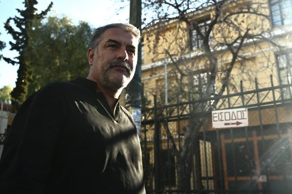 Μετά τα γλυκά στους γείτονες και την επίσκεψη στον Πάνο Ρούτσι, ο ηθοποιός Βασίλης Μπισμπίκης δείχνει τι θα πει πολιτισμός