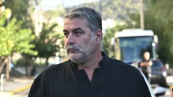 Βασίλης Μπισμπίκης: Ζήτησε συγγνώμη και πήγε γλυκά σε όσους υπέστησαν ζημιές από το τροχαίο που προκάλεσε