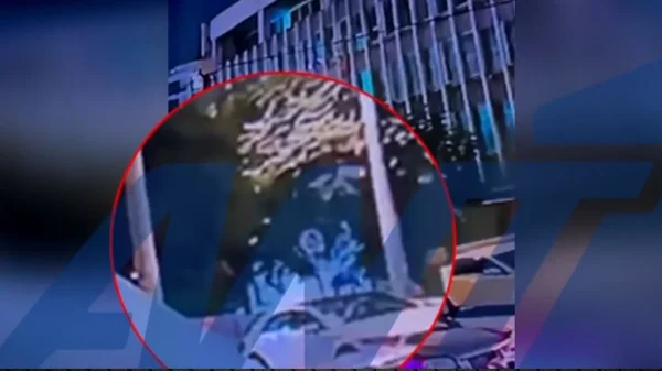 Η στιγμή που δράστες τοποθετούν τα γκαζάκια έξω από το παράρτημα του υπ. Αγροτικής Ανάπτυξης, βίντεο λίγο πριν την έκρηξη