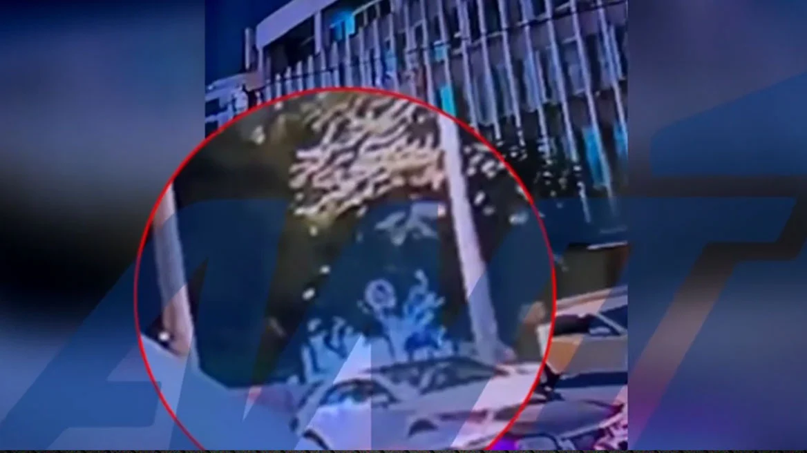 Η στιγμή που δράστες τοποθετούν τα γκαζάκια έξω από το παράρτημα του υπ. Αγροτικής Ανάπτυξης, βίντεο λίγο πριν την έκρηξη