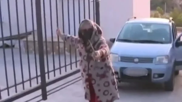 Βοιωτία: Όσα υποστήριξε στο δικαστήριο η 62χρονη που έθαψε τη μητέρα της στην αυλή – Οι ισχυρισμοί της πριν οδηγηθεί στη φυλακή