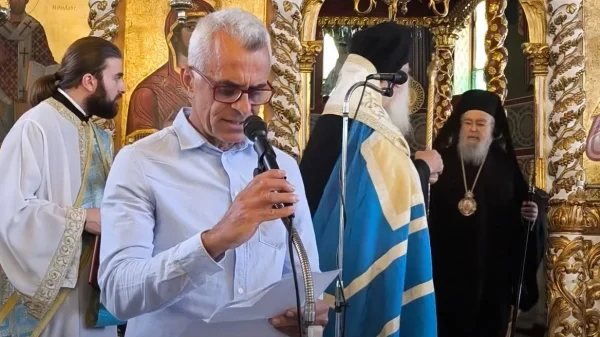 «Δεν υπήρχε πρόθεση να προκαλέσω» - Η απάντηση του δασκάλου για την επίθεση που δέχθηκε από τον Μητροπολίτη Δωδώνης για το πουκάμισό του