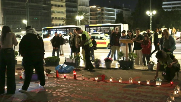 Αλληλέγγυοι πήγαν για καθαριότητα στο Μνημείο του Άγνωστου Στρατιώτη – Με σκούπα η Ζωή Κωνσταντοπούλου