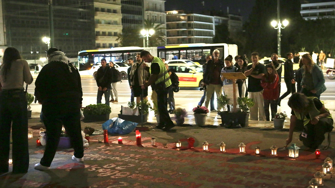 Αλληλέγγυοι πήγαν για καθαριότητα στο Μνημείο του Άγνωστου Στρατιώτη – Με σκούπα η Ζωή Κωνσταντοπούλου