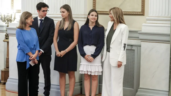 «Έλεος με τα fake news»: Η Σοφία Μητσοτάκη απαντά για τα εισιτήρια, το ποπ κορν και την coca cola του πρωθυπουργού στη Βοστώνη