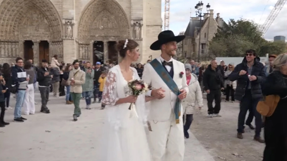 «Η πιο όμορφη μέρα της ζωής μου»: Ξυλουργός που συμμετείχε στην αναστήλωση της Παναγίας των Παρισίων παντρεύτηκε στον καθεδρικό ναό
