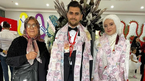 Viral έγιναν τα απίστευτα δώρα της γιαγιάς Εμινέ στον γάμο του εγγονού της στην Τουρκία - Δείτε βίντεο και φωτογραφίες