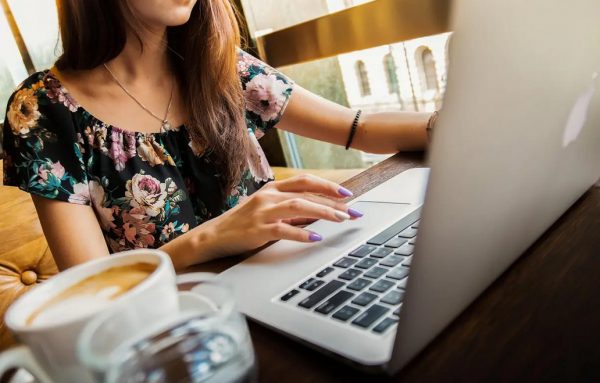 Οι Έλληνες ταξιδιώτες στρέφονται στο κορυφαίο εργαλείο της AirAdvisor που βασίζεται σε δεδομένα για να ελέγχουν τα δικαιώματα που απορρέουν από πτήσεις σε πραγματικό χρόνο