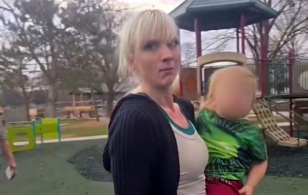Εξοργιστικό ρατσιστικό ξέσπασμα μητέρας κατά 5χρονου αγοριού σε παιδική χαρά – Είναι πλέον αντιμέτωπη με τη Δικαιοσύνη