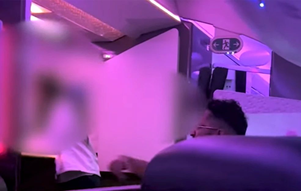 Τριπλασιάστηκε η ποινή φυλάκισης εκατομμυριούχου που απείλησε να «βιάσει ομαδικά» αεροσυνοδό σε πτήση