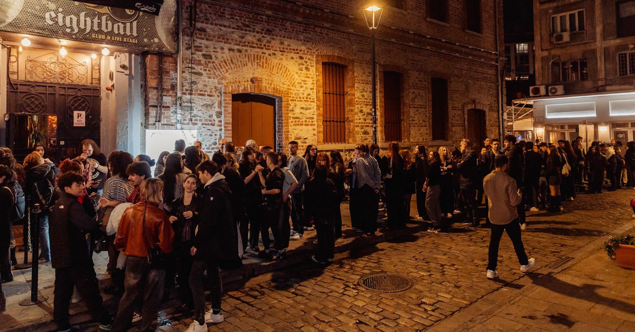 Ουρές έξω από το Eightball club για τον Κωστή Μαραβέγια – Το πιο κεφάτο πάρτι του Φεστιβάλ Κινηματογράφου Θεσσαλονίκης από τον ΟΠΑΠ Εξωτερικός