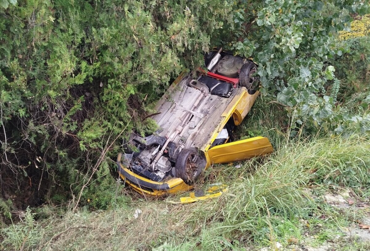 Εκτροπή οχήματος λίγο μετά τα μεσάνυχτα: Αυτοκίνητο βρέθηκε μέσα σε ρέμα