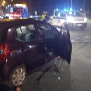 Σφοδρή σύγκρουση αυτοκινήτων στη Λάρισα (ΦΩΤΟ)