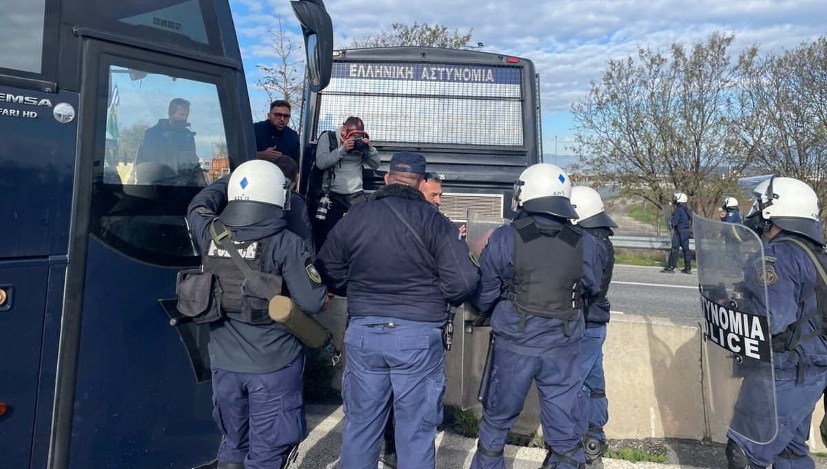 Τρεις συλλήψεις στα αγροτικά μπλόκα σε Πλατύκαμπο και Νίκαια