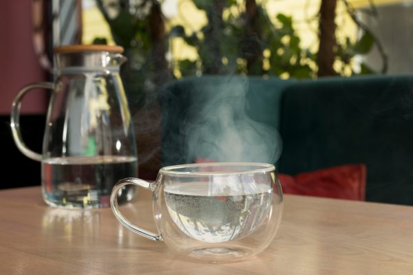 Πίνετε ζεστό νερό για μία εβδομάδα και μάθετε τι (καλό) θα συμβεί στο σώμα σας – Δείτε βίντεο