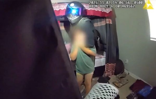 Σοκαριστικό βίντεο με αστυνομικός που σώζει 7χρονο αγόρι από ομηρία, πυροβολώντας τον δράστη στο κεφάλι