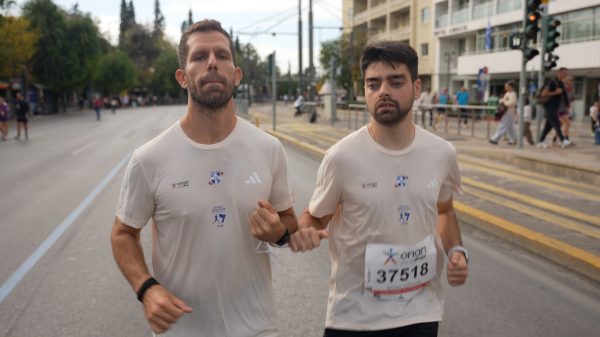 Το πιο δυνατό μήνυμα του Αυθεντικού Μαραθωνίου από τον Μάριο Σαρέλλα –  Ο δρομέας με πρόβλημα όρασης που ξεχώρισε στην εφετινή διοργάνωση (video)