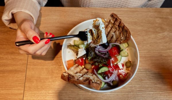 Βραδινό μετά τις 22:00; Τι να προσέξετε για να κοιμηθείτε καλά