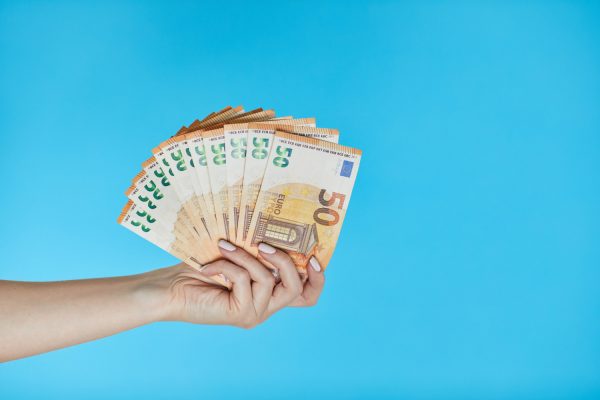 Υπάλληλος έλαβε κατά λάθος τους μισθούς 34 συναδέλφων του και τώρα αρνείται να επιστρέψει τα 74.000 ευρώ