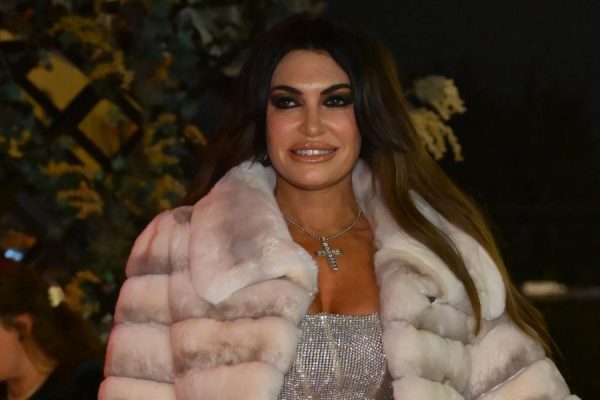 Οι καλεσμένοι της Κίμπερλι Γκιλφόιλ, πολιτικοί και επιχειρηματίες, στον Αργυρό - Δείτε φωτογραφίες