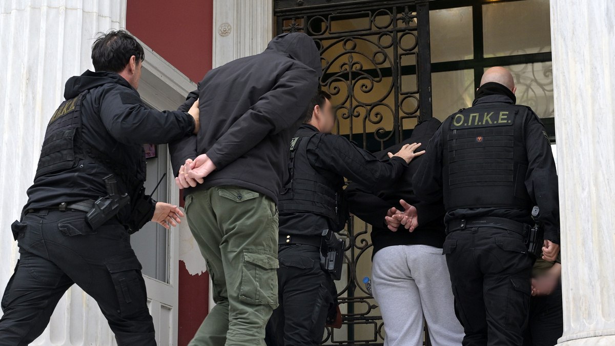 «Θερμή» υποδοχή των κατηγορουμένων για τη δολοφονία του 20χρονου στη Χαλκίδα (ΒΙΝΤΕΟ)