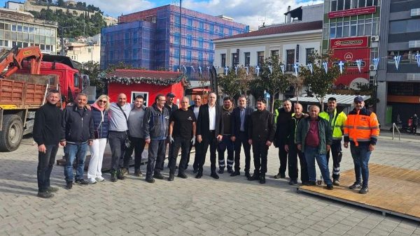 Λαμία: Σε εξέλιξη ο χριστουγεννιάτικος στολισμός της πόλης - Το «ευχαριστώ» του Δημάρχου