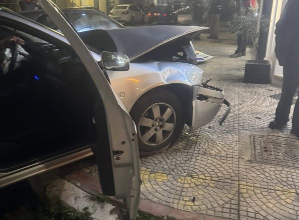 Σύγκρουση οχημάτων στη Νέα Ιωνία του Βόλου- Παραλίγο να μπουν σε μαγαζί!