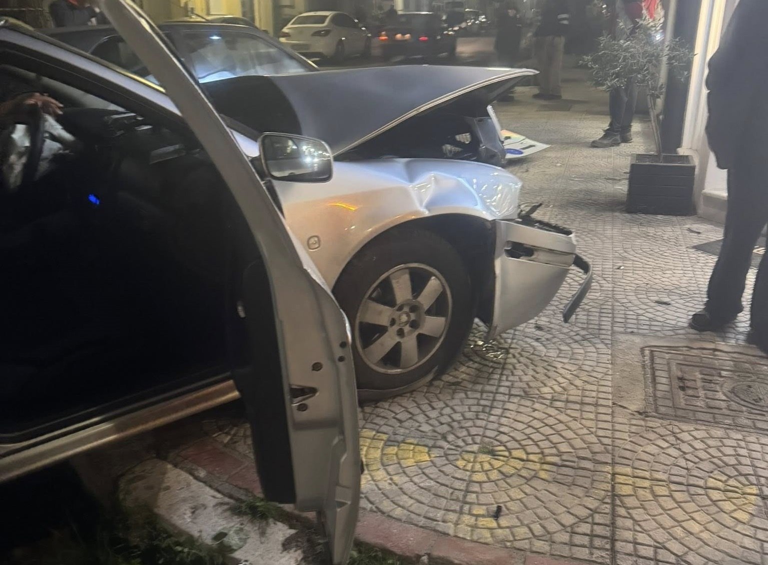 Σύγκρουση οχημάτων στη Νέα Ιωνία του Βόλου- Παραλίγο να μπουν σε μαγαζί!