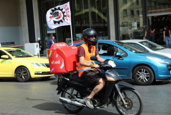 Στάση εργασίας την Black Friday ανακοίνωσαν οι διανομείς της efood και της Wolt