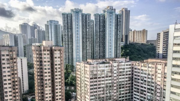 Μέσα στην «απόκοσμη» πόλη-φάντασμα, που χτίστηκε για 700.000 άτομα, αλλά μόνο ένα μικρό μέρος μετακόμισε σε αυτή