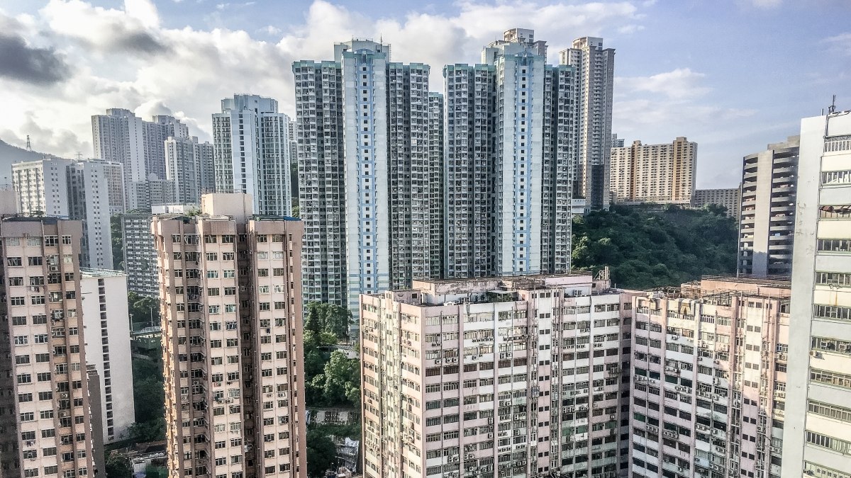 Μέσα στην «απόκοσμη» πόλη-φάντασμα, που χτίστηκε για 700.000 άτομα, αλλά μόνο ένα μικρό μέρος μετακόμισε σε αυτή