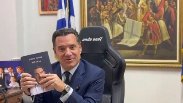 Ο Άδωνις Γεωργιάδης έλαβε το βιβλίο του Τσίπρα και ανταποδίδει: «Η ιστορία σε μαθαίνει να διαλέγεις καλούς συνεργάτες»