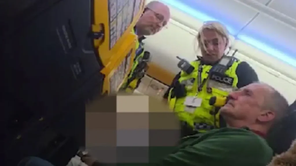 Βρετανία: Μεθυσμένος επιβάτης έκανε χαμό και εμπόδισε την προσγείωση αεροπλάνου – Επιτέθηκε στους αστυνομικούς