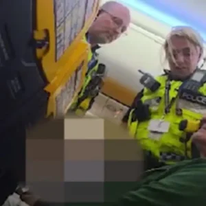 Βρετανία: Μεθυσμένος επιβάτης έκανε χαμό και εμπόδισε την προσγείωση αεροπλάνου – Επιτέθηκε στους αστυνομικούς