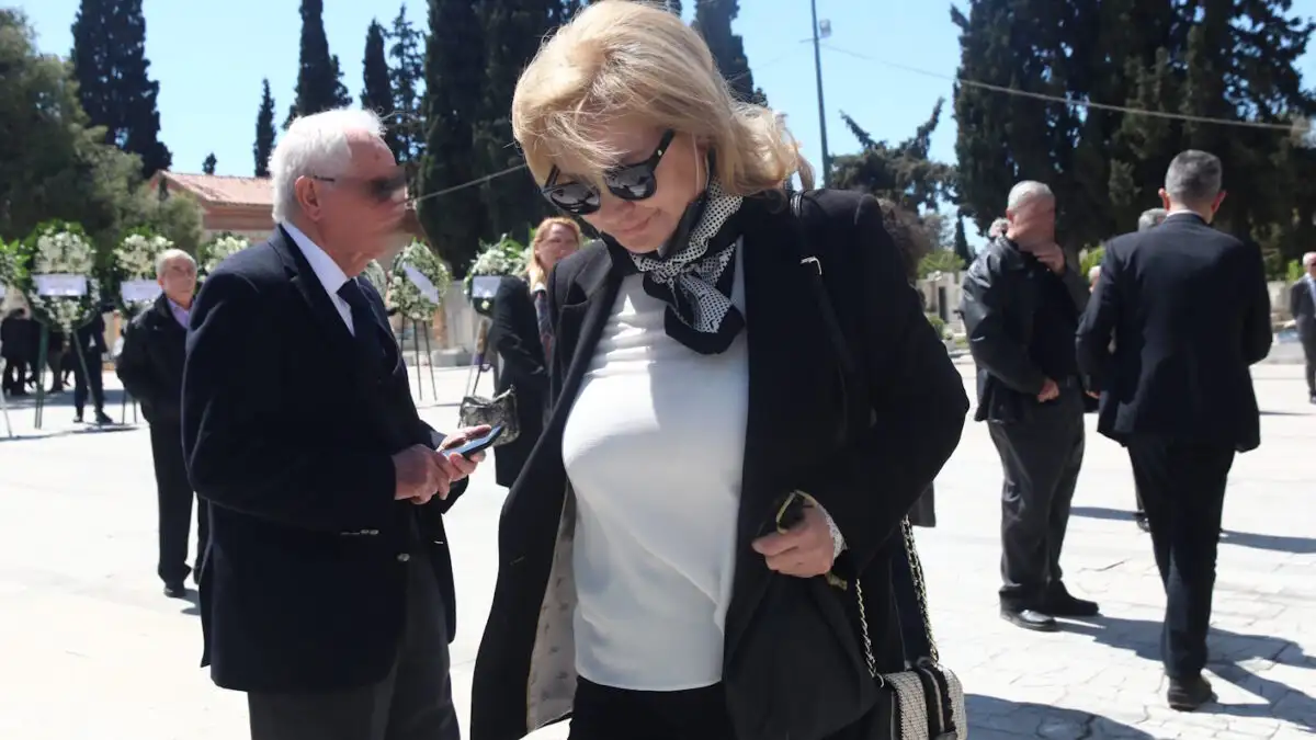Αγγελική Νικολούλη: Πόνος και θλίψη στην κηδεία της μητέρας της στον Πύργο Ηλείας
